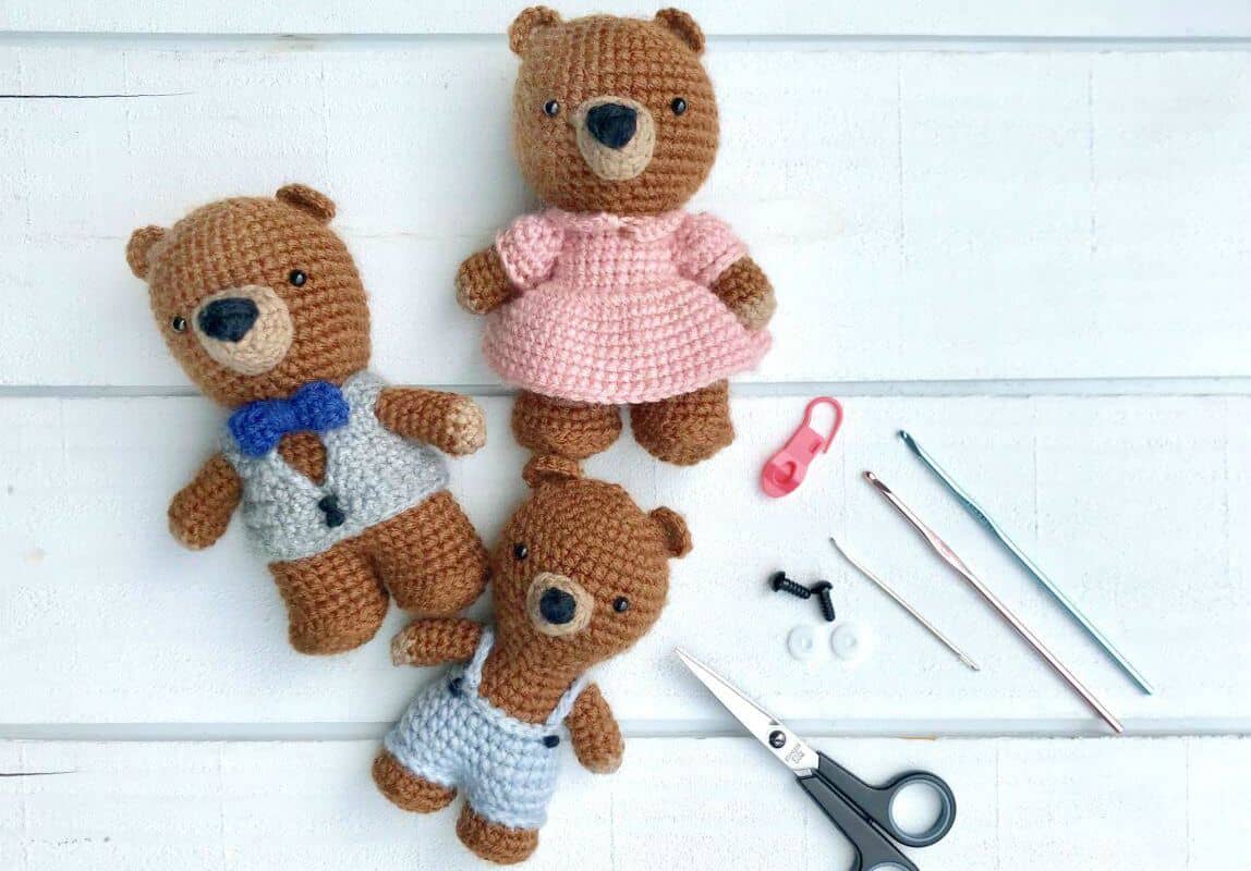 Amigurumi bears with crochet tools