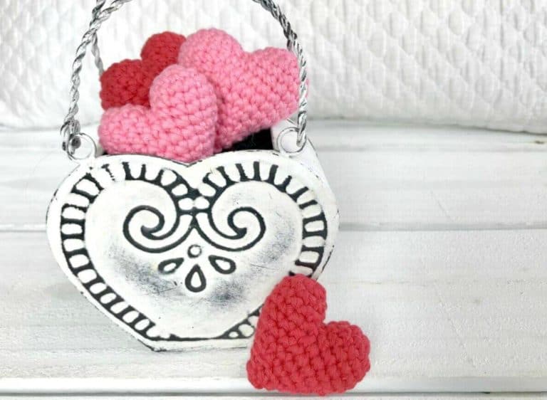 Red and pink amigurumi hearts, in white metal basket