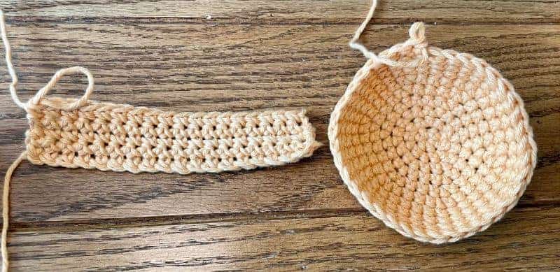 Photo of single crochet in rows and in the round. 